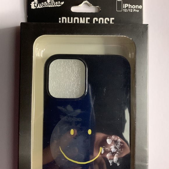 Threadless Protective iPhone (12/12 Pro) - Picture 3 of 4